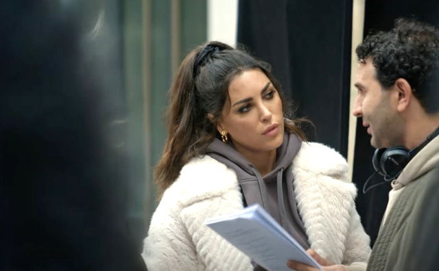 Yolanthe Cabau op de set van haar nieuwe Netflix-serie. Terwijl de camera's draaien in Los Angeles, neemt in Nederland de kritiek toe — onder anderen Johan Derksen begrijpt niets van de hype.