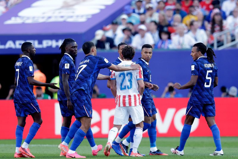 Paraguayaan Matias Galarza heeft het aan de stok met de Franse spelers