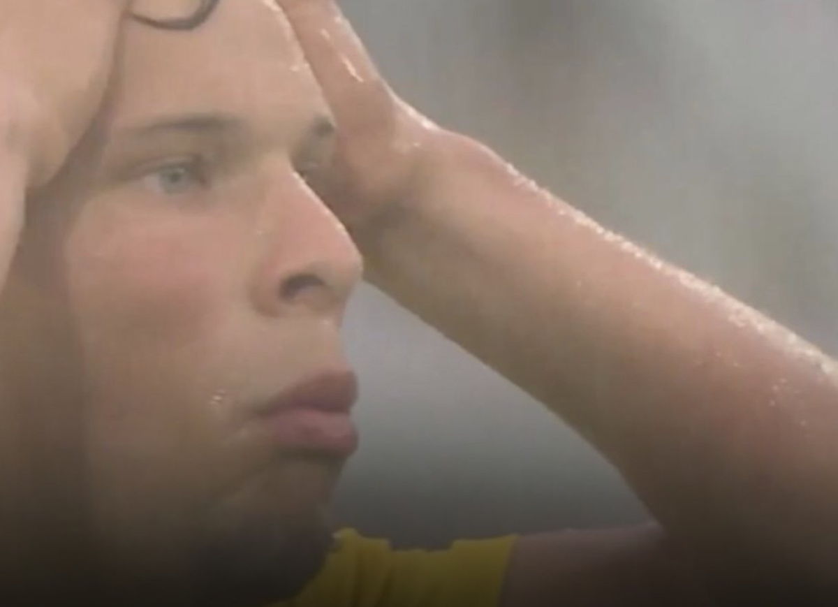 sydney van hooijdonk krijgt rood bij nac-az na stevige overtreding tegen wouter goes