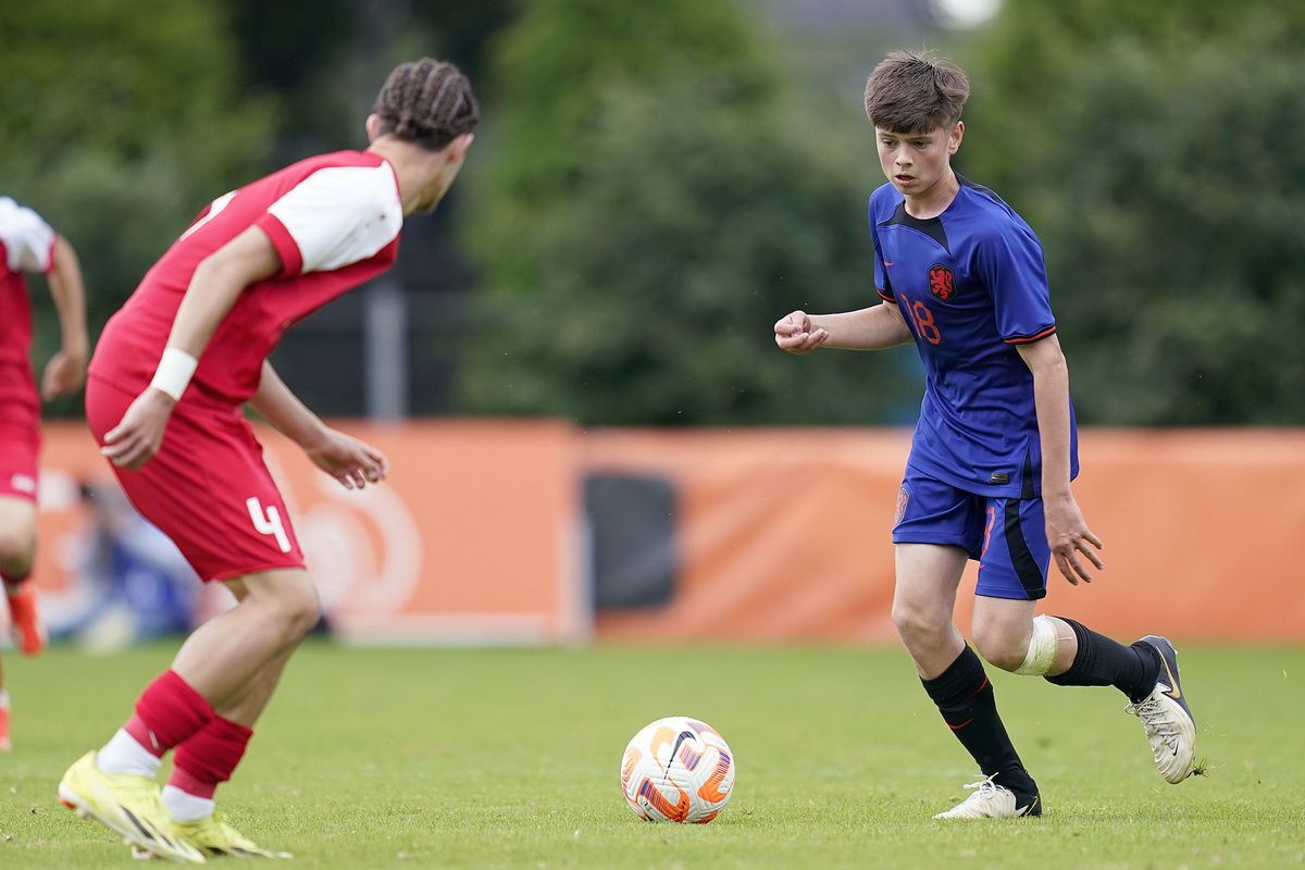 Seb Huntelaar in actie bij Oranje O15