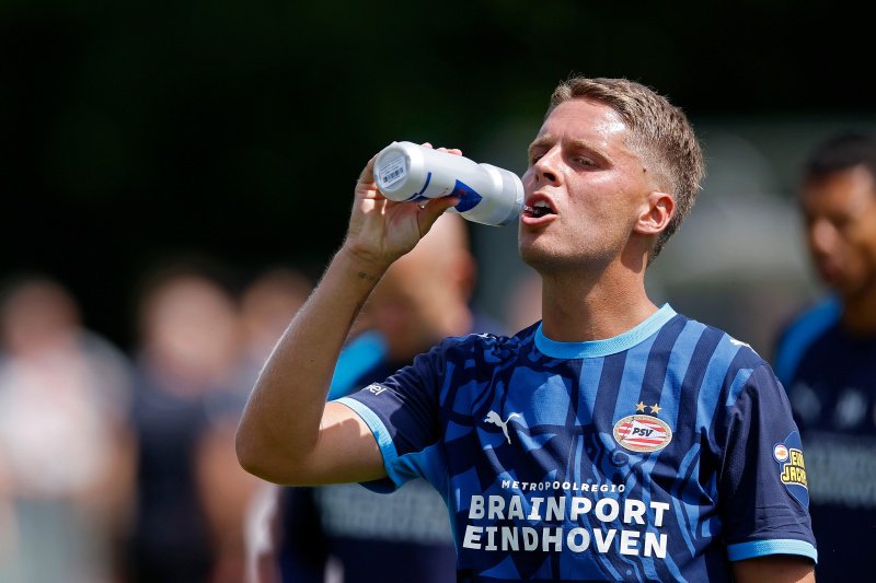Joey Veerman drinkt uit de bidon tijdens het duel met Royal Antwerp