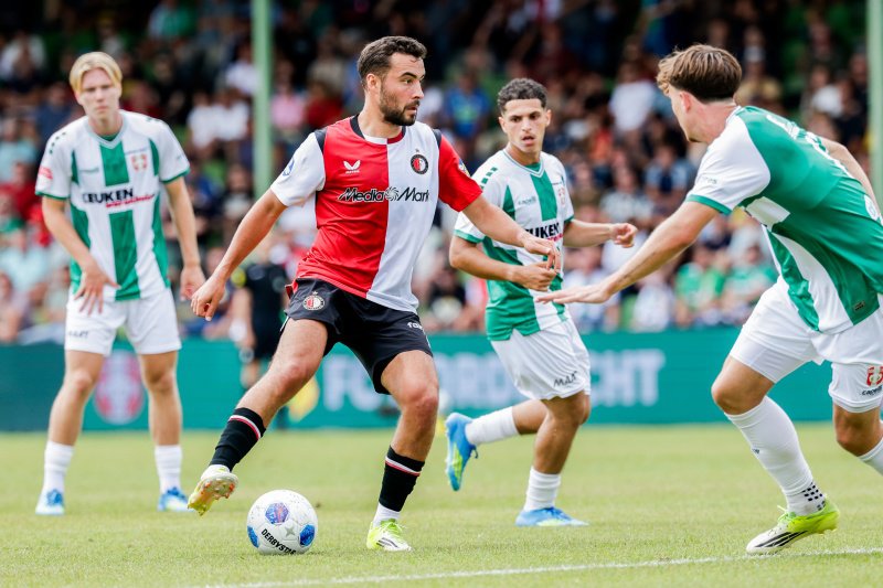 Charles Vanhoutte in controle tegen FC Dordrecht
