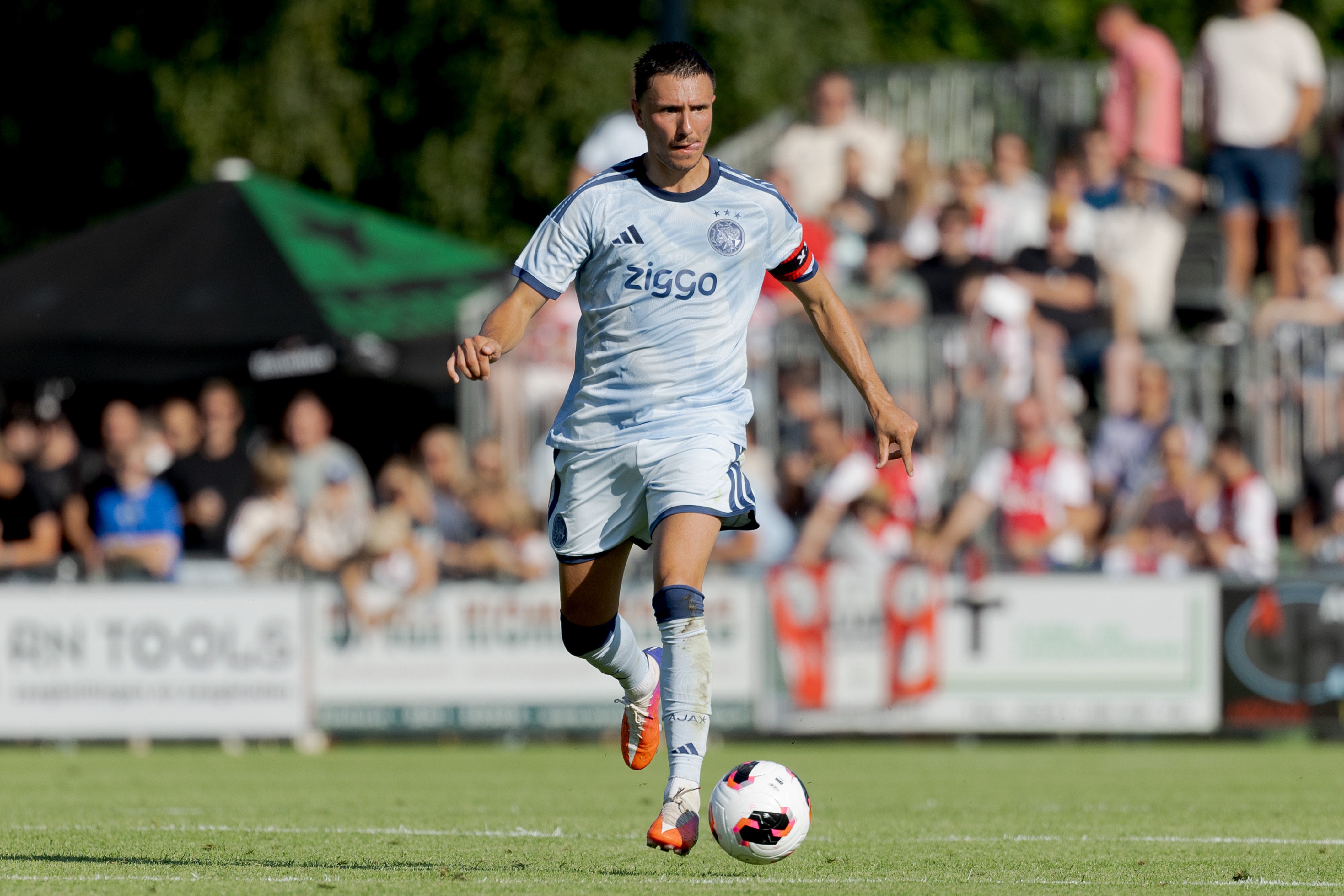 Steven Berghuis kreeg veel kritiek na zijn harde tackle tijdens het oefenduel van Ajax tegen AEK Larnaca.