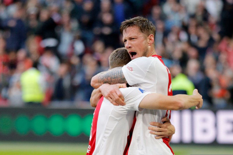 Weghorst viert een goal