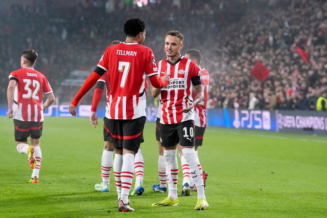 Malik Tillman en Noa Lang vieren een doelpunt
