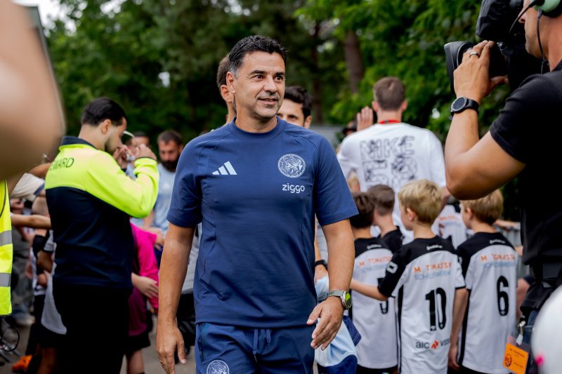 Ajax-trainer Míchel ter aanvang van het duel met Panathinaikos