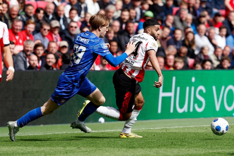 Mats Rots in duel met PSV'er Ismael Saibari