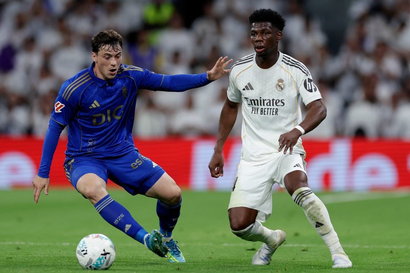 Federico Viñas namens Real Oviedo tegen Real Madrids Aurélien Tchouaméni