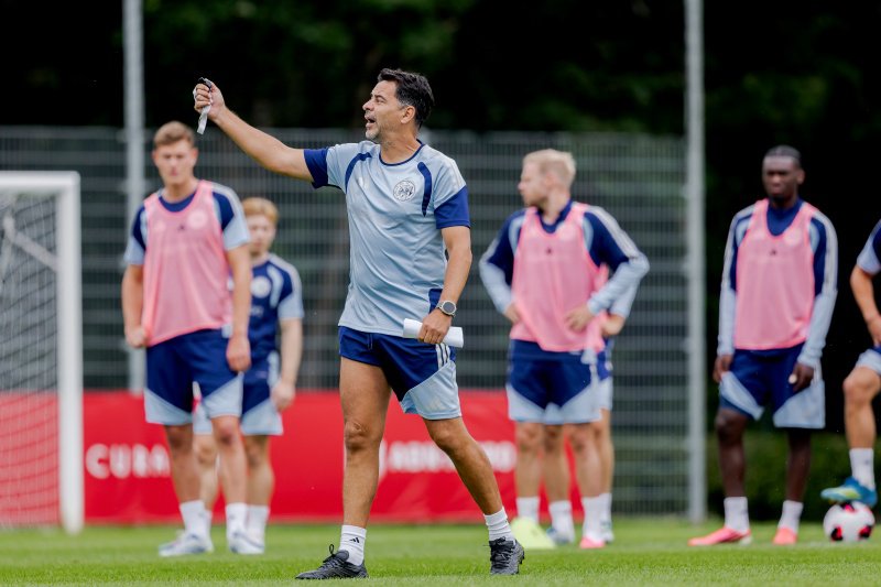 Michel coacht zijn ploeg op de training van woensdag