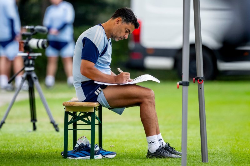 Ajax-trainer Míchel op woensdagochtend
