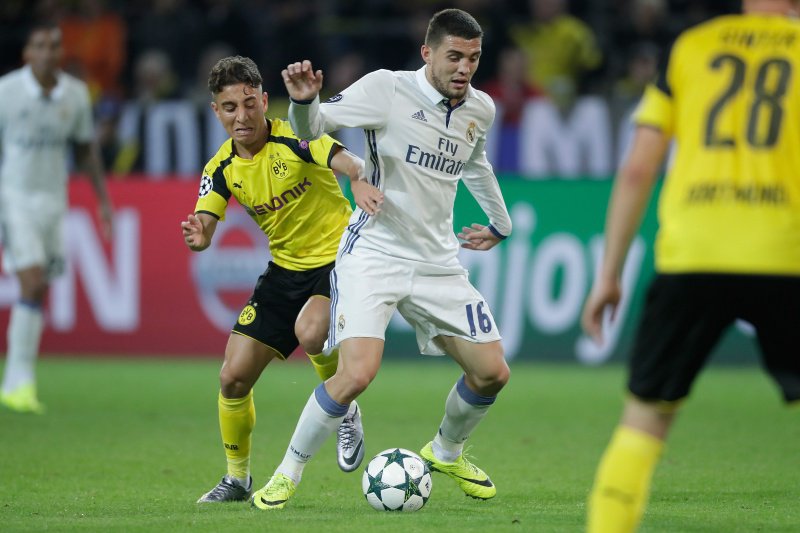 Emre Mor namens Borussia Dortmund tegen Mateo Kovacic van Real Madrid