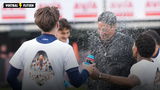 Spelers spuiten trainer Anthony Correia nat