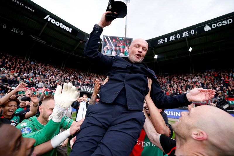 Dick Schreuder op de schouders van staf en spelers na het succes van 2025/26